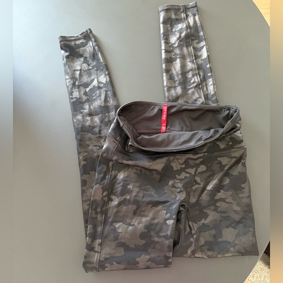 Spanx Faux Leather Seamless Black Camo Print Leggings
Small - Picture 5 of 5